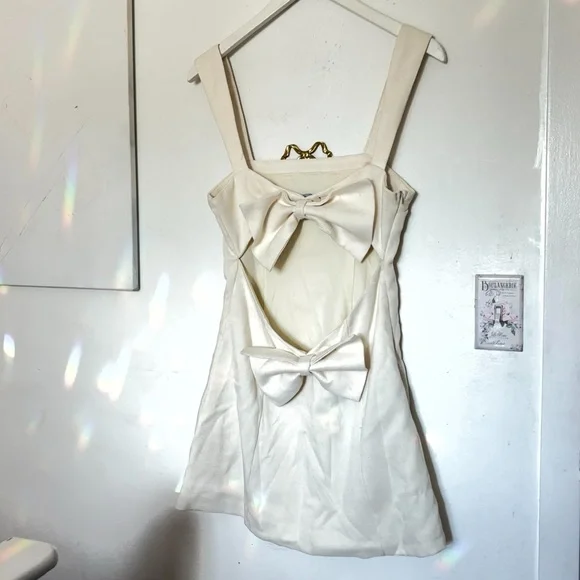 PrettyLittleThing CREAM TWILL CUT OUT BOW SHIFT DRESS - Picture 6 of 11